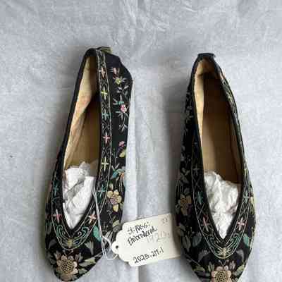 Slippers: embroidered with black background