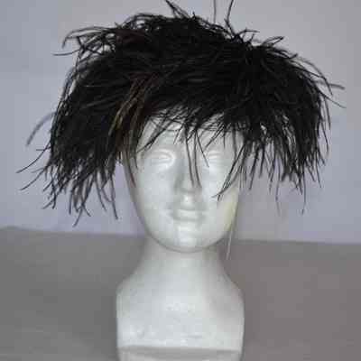 Feather calot with small net veil