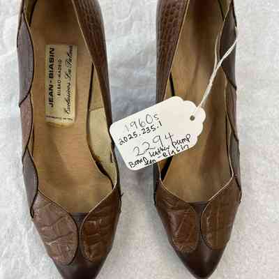 Shoes: Brown Leather Pump Rounded Pointed-Toe Embossed alligator Accents
