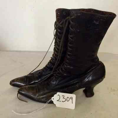 Lace up boots with Louis heel