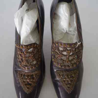 Leather pump with cutout beading at front