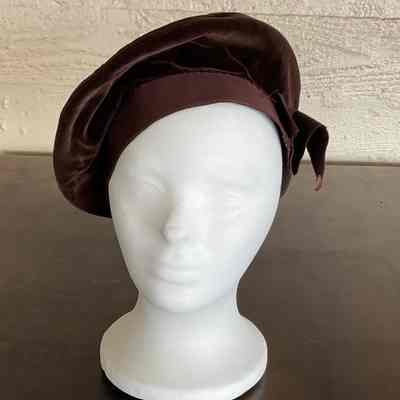 Brown velvet beret with grosgrain trim