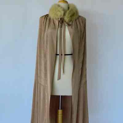 Cape fully pleated with tie and fur collar