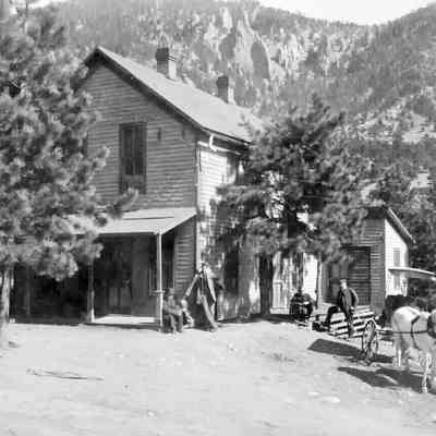 8. Unknown house in Jamestown, possibly a boarding house: 8.5"x11" print and digital