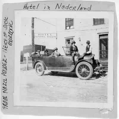 People in car at MacKenzie Hotel, Nederland