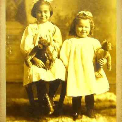 Children: Virginia & Carlotta Vinez