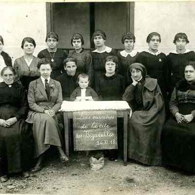 Foyer women: Porterfield is front row, 2d from left