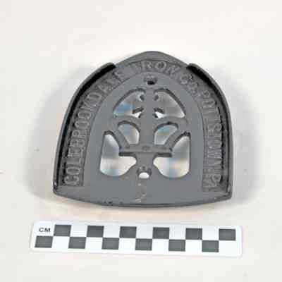Iron trivet for holding hot flat iron