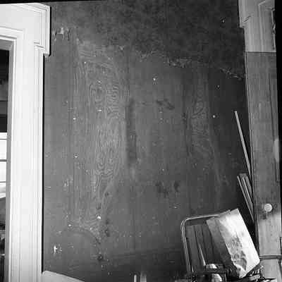 Beallair - Graining on entrance wall of Lewis Washington section