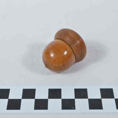 Acorn-shaped needle holder