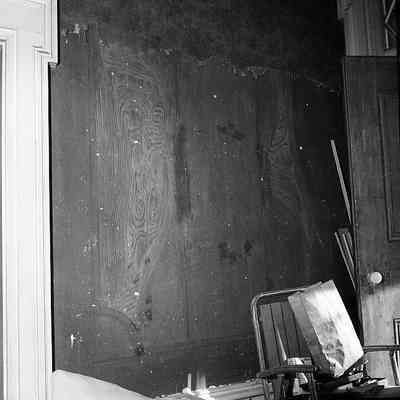 Beallair - Graining on entrance wall of Lewis Washington section