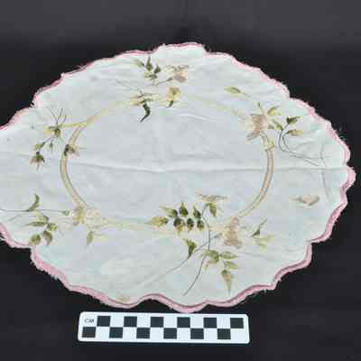Round, white doily with pink border