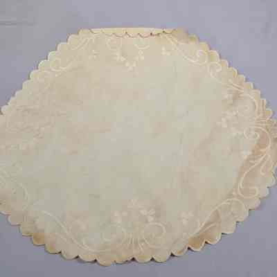 Seven centerpieces and doilies