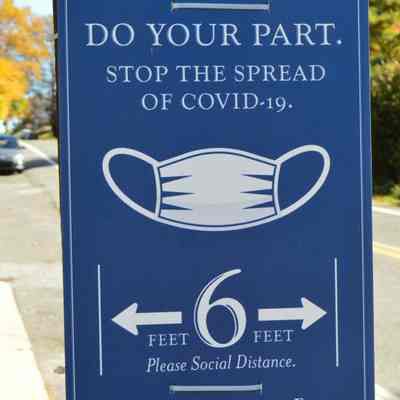 Social-distancing sign, Washington St., Harpers Ferry (IMG3794002)