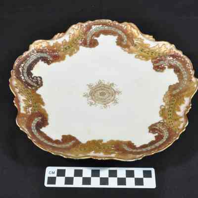 Cream porcelain plate with scalloped edge