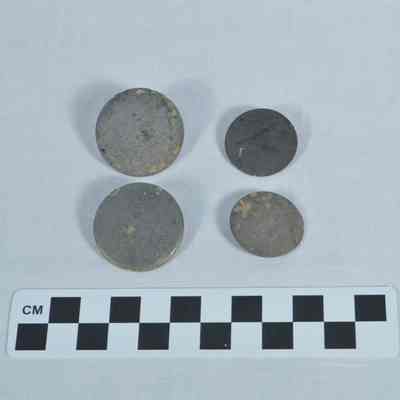 Tombac buttons