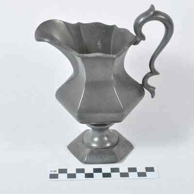 Pewter creamer with handle and spout
