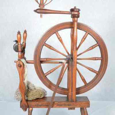 Small flax spinning wheel