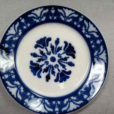 Opaque flow blue style dinner plate
