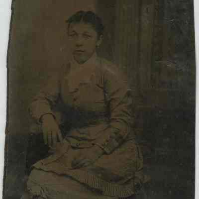 1882 Lucas-Hart marriage certificate, photo of bride