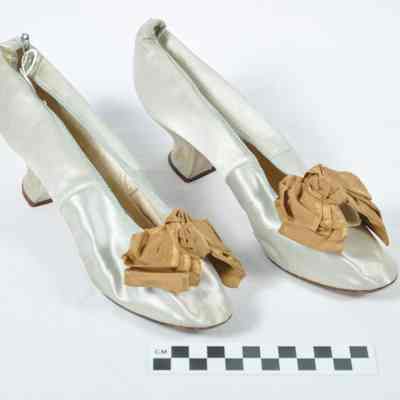 Light green satin, French heel lady's shoes