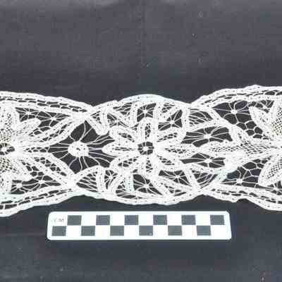 Lace doily with tatting