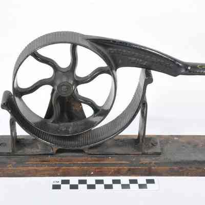 Iron crimper with handle and wheel