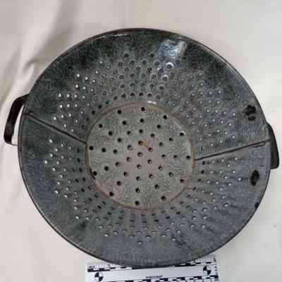 Tin colander