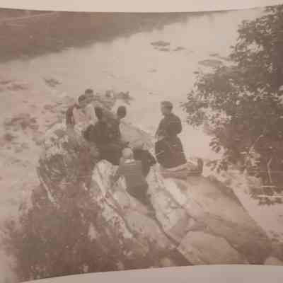 Crowd watching 1942 flood from Loudoun Heights