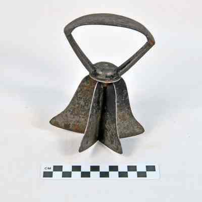 Metal, six sided fruit or vegetable cutter