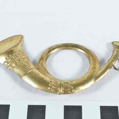 Brass infantry hat insignia in shape of hunting horn