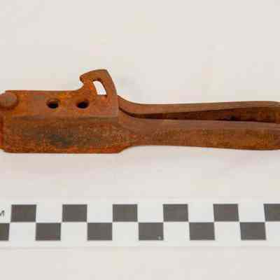 Iron bullet mold with two cavities