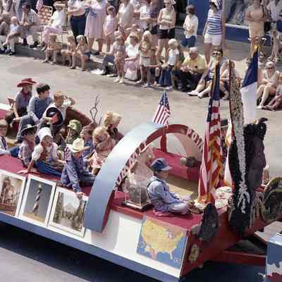 Centennial parade celebrating July 4, 1976