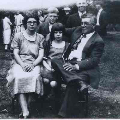 Robert Lee White, Iva French White, with Agnes, Fred, and Robert