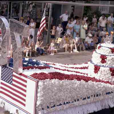 Centennial parade celebrating July 4, 1976