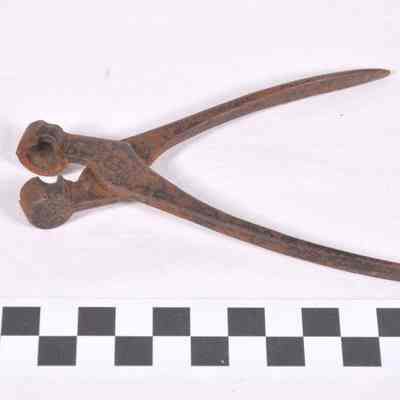 Iron bullet mold with single cavity