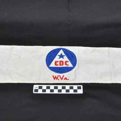 Off-white cotton armband with blue and red insignia