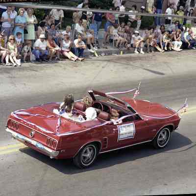 Centennial parade celebrating July 4, 1976