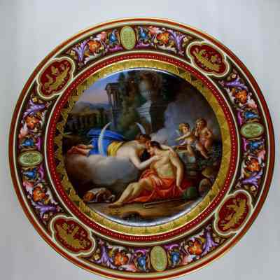 Enamelled plate