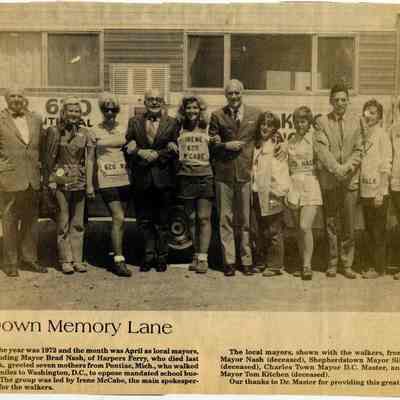Local mayors with seven mothers from Pontaic, Mich., 1972