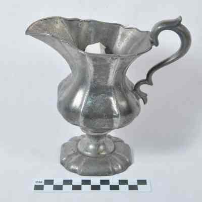 Pewter creamer with handle and spout