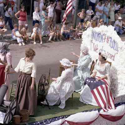 Centennial parade celebrating July 4, 1976