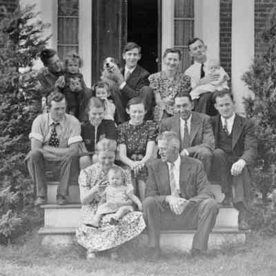 Merchant family at Oliver M. and Agnes Merchant's farm in Bardane