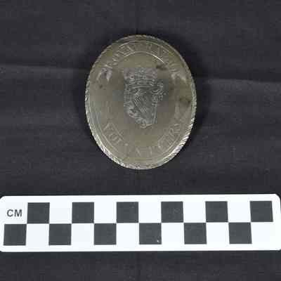 Oval shoulder belt plate