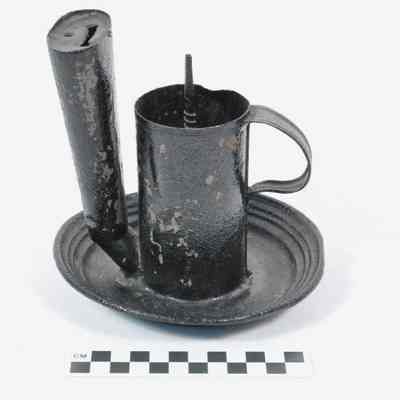 Saucer-type lighting device