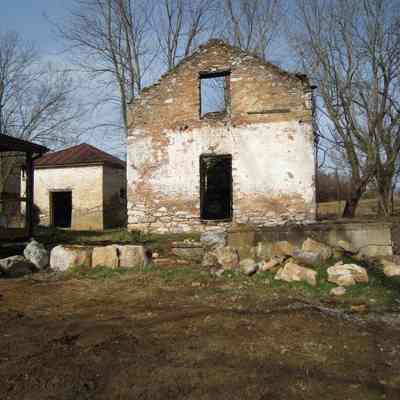 Meat house (left) and kitchen (right) (IMG393902)