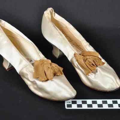 Off-white French heel lady's shoes