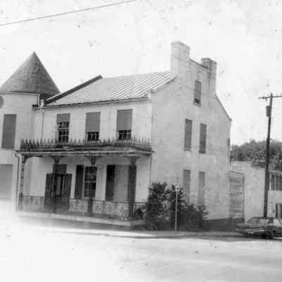 Iron Rail Inn and Cellar Pub