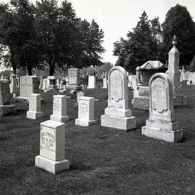 Ashton, Lee, Compton, Moore, and Strother headstones