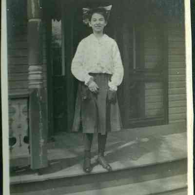 unidentified girl (ARC499-25)